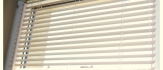Żaluzja pozioma do okna z mikro-wentylacją 